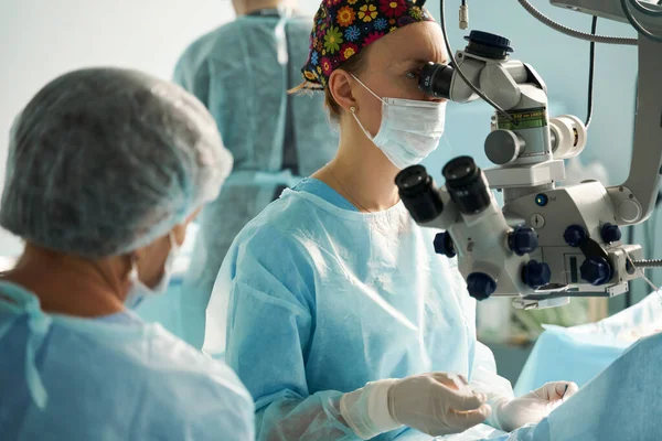 Dospělá Lékařka Sterilní Masce Ozdobné Lékařské Čepici Při Pohledu Chirurgickým — Stock fotografie