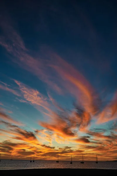 Cielo Del Atardecer Con Vívidas Nubes Anaranjadas Situadas Sobre Agua — Foto de Stock