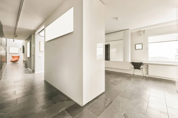 Minimalistický Podkrovní Styl Interiéru Moderního Prostorného Sálu Bílými Stěnami Mramorovou — Stock fotografie