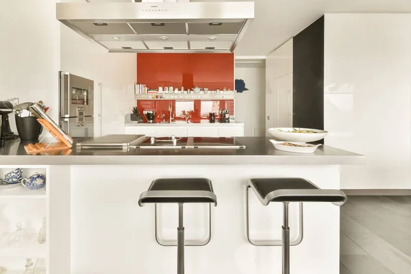 카운터와 걸상을 식기가 현대식 아파트에 — 스톡 사진