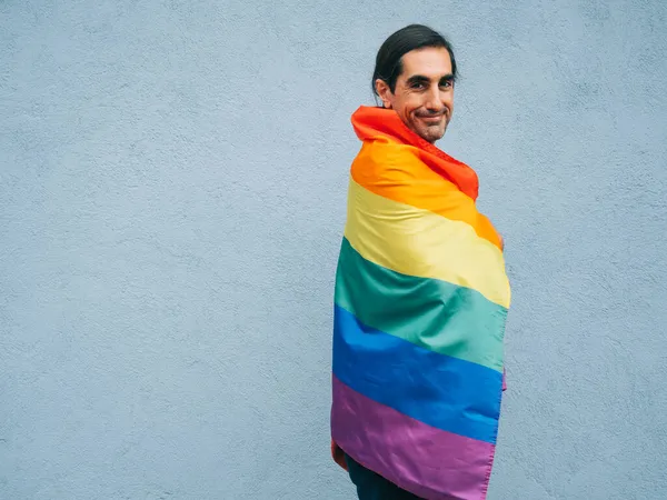 Gay Étnico Macho Envuelto Arco Iris Lgbt Bandera Mirando Cámara —  Fotos de Stock