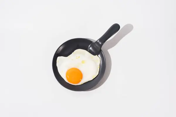 Delicioso Huevo Frito Sartén Negra Servido Mesa Sobre Fondo Blanco — Foto de Stock