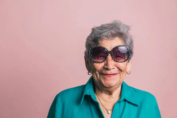 Mulher Moderna Feliz Com Cabelos Grisalhos Óculos Sol Moda Fundo — Fotografia de Stock