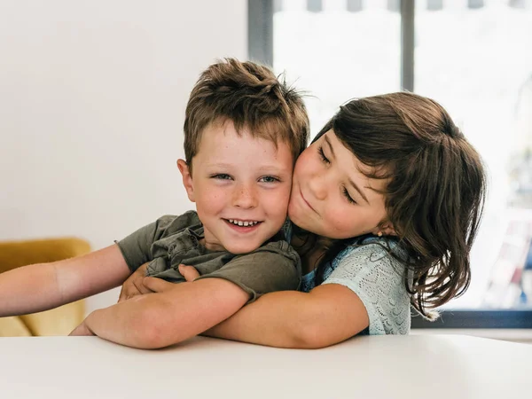 Sevimli Içerikli Ikizler Şefkatle Kucaklaşıyorlar Birlikte Oturma Odasında Oturuyorlar — Stok fotoğraf