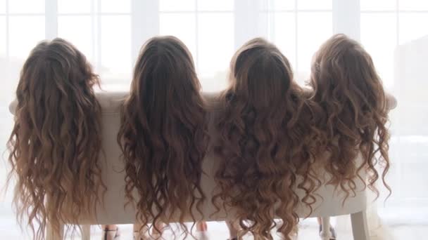 Четыре модели с волнистыми волосами. Кудрявые волосы. — стоковое видео