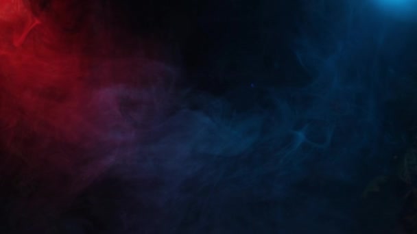 暗い背景に色の煙。煙と青と赤の光. — ストック動画