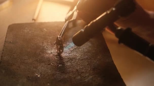 Jewelry processing rings close-up. The burner melts the gold. The jeweler solders the ring. — Stock Video