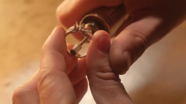 Biżuteria przetwarzająca pierścienie zbliżenie. Jubiler czyści i poleruje pierścionek.. — Wideo stockowe