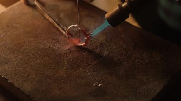 Jewelry processing rings close-up. The burner melts the gold. The jeweler solders the ring. — Stock Video