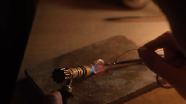 Anillos de procesamiento de joyas de cerca. El quemador derrite el oro. El joyero suelda el anillo. — Vídeo de stock