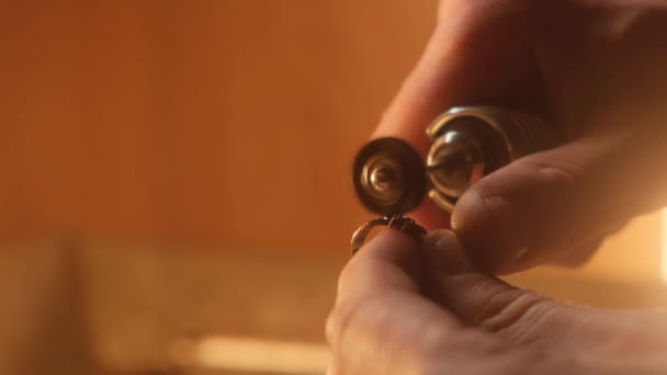 Sieraden verwerking ringen close-up. De juwelier reinigt en polijst de ring. — Stockvideo