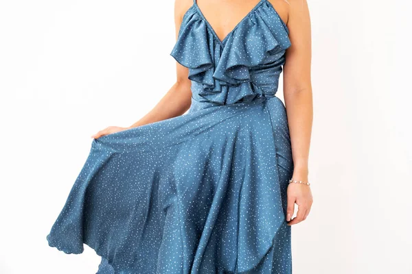 Chica en un elegante vestido azul sobre un fondo blanco. — Foto de Stock
