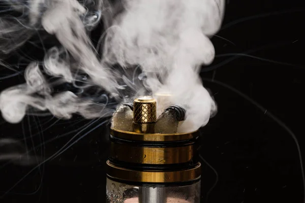 Vape close-up com fumaça em um fundo preto — Fotografia de Stock