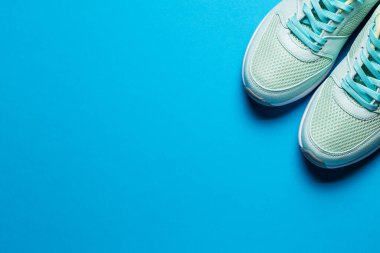 Mavi arka planda beyaz tabanlı Bordeaux spor ayakkabıları.