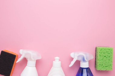 Pembe arka planda dudaklarını temizlemek için sprey kullan..