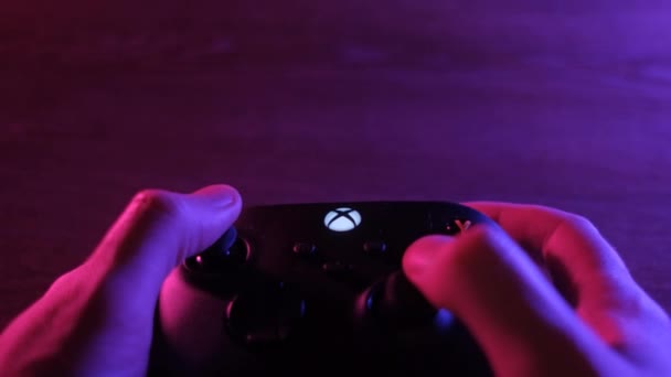 Kontroler Joystick do odtwarzania na nowej konsoli xbox serii x. 28 lipca 2021, Kijów, Ukraina. — Wideo stockowe