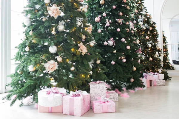 明亮的房间里有两棵雅致的圣诞树。 新年及圣诞节 — 图库照片
