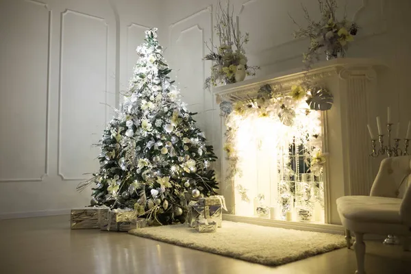 Fondo borroso. Tres elegantes árboles de Navidad en una habitación luminosa. Año Nuevo y Navidad — Foto de Stock