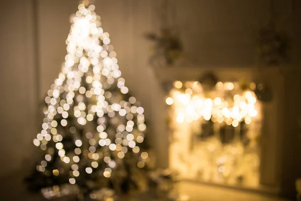 Размытое прошлое. Три элегантные елки в светлой комнате. Новый год и Рождество — стоковое фото