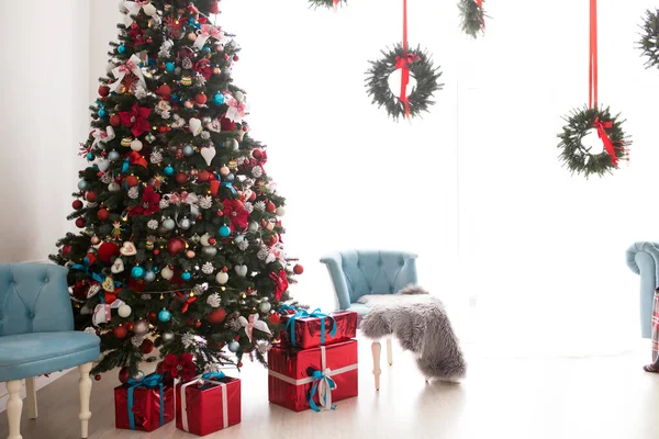 圣诞树的白色背景装饰和礼物。圣诞灯饰明亮的房间. — 图库照片
