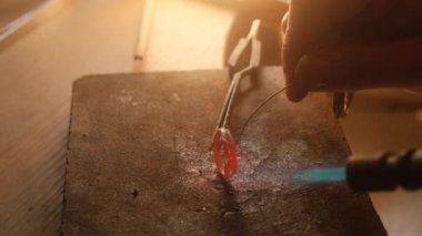 Mücevher işleme yüzükleri. Kullan at telefon altını eritiyor. Kuyumcu lehimler yüzüğü.