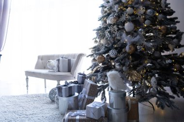 Beyaz yazılar için yeri olan güzel bir Noel ağacı