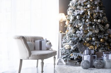 Beyaz yazılar için yeri olan güzel bir Noel ağacı