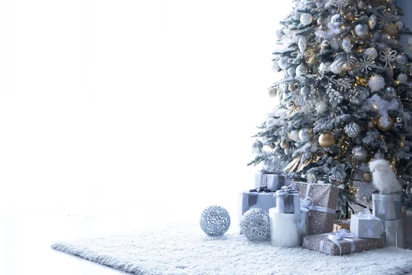 美丽的圣诞树，室内有白色的文字空间 — 图库照片