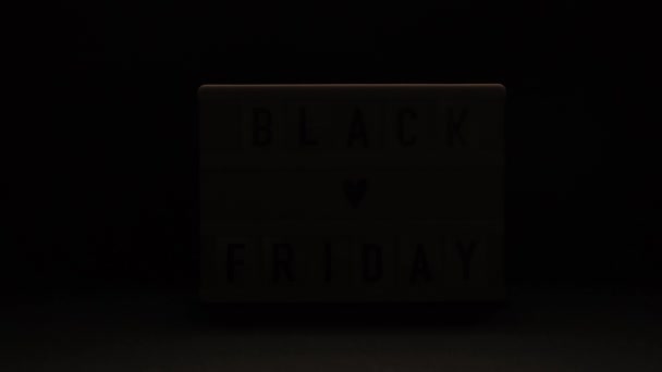 Scatola con iscrizione venerdì nero su sfondo nero. — Video Stock