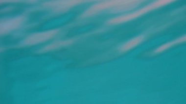 Havuzdaki turkuaz suyun dokusu..