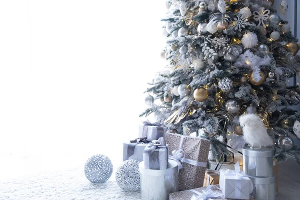 美丽的圣诞树，室内有白色的文字空间 — 图库照片