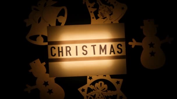 Boldog új évet! Karácsonyi fények egy felirattal a sötét háttér. — Stock videók