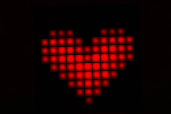Primer plano del corazón sobre un fondo negro. Día de San Valentín. — Foto de Stock