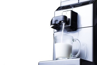 Mutfakta otomatik gri kahve makinesi var.