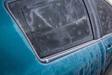 Kışın bir mat araba. Arabayla stoklama.