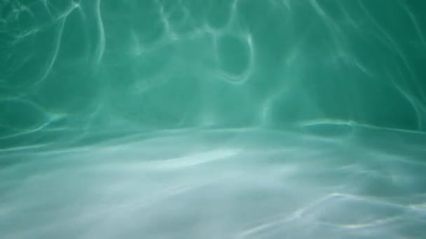 La texture de l'eau turquoise dans la piscine. — Video