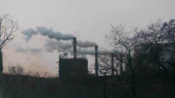 Industriellt metallverk. Utsläpp av rök i atmosfären. Ekologisk katastrof. — Stockvideo
