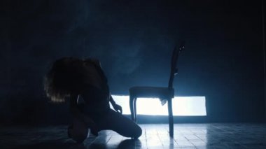 Seksi bir kızın silueti mavi dumanla erotik bir dans ediyor..