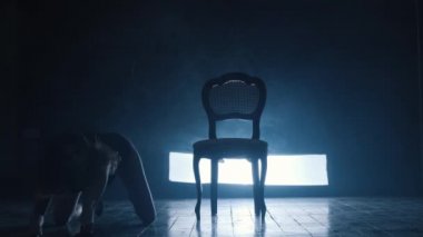 Seksi bir kızın silueti mavi dumanla erotik bir dans ediyor..