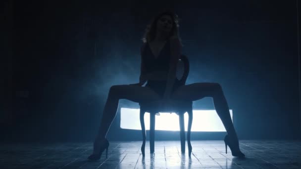 Sziluett egy szexi lány táncol erotikus érzéki tánc kék füst. — Stock videók