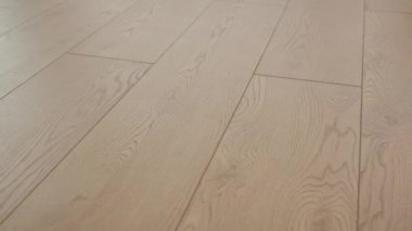 Zemin gün ışığında kahverengi kaplamalı..