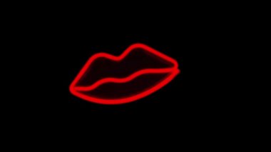 Siyah arkaplanda kırmızı neon dudak animasyonu.