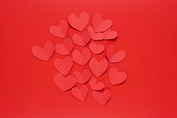 Papel vermelho coração sobre um fundo vermelho. Dia dos Namorados. Dia dos Namorados 14 de fevereiro. — Fotografia de Stock