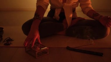 Sandarova aroma çubuğunu yakından çek. Meditasyon sırasında yanan mum ve duman.