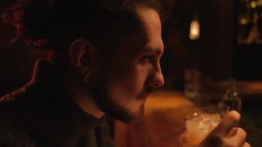 Bir gece barında genç bir adamın portresi. Bir adam kokteyl içer ve dinlenir..