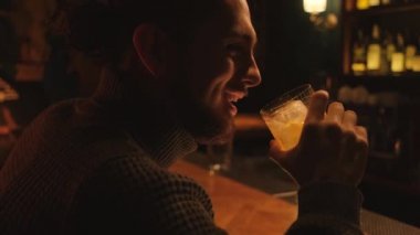 Bir gece barında genç bir adamın portresi. Bir adam kokteyl içer ve dinlenir..