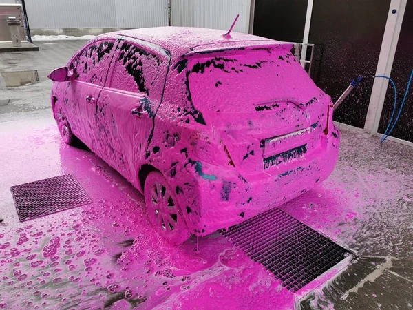 洗车在家里。汽车上铺满了泡沫以去除污垢 — 图库照片