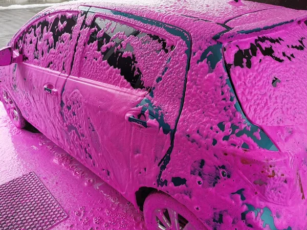 洗车在家里。汽车上铺满了泡沫以去除污垢 — 图库照片