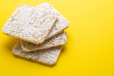 Sarı arka planda pirinç keki. Yakın plan..