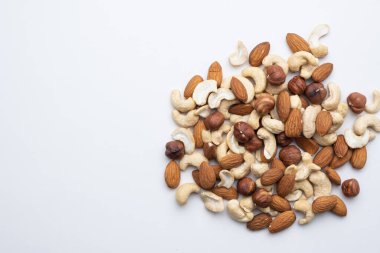 Beyaz arka planda çeşitli fındıklar.